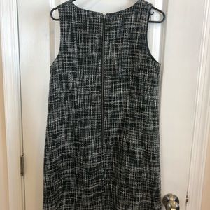 Black and white shift type dress.  In great shape and comfortable to wear.